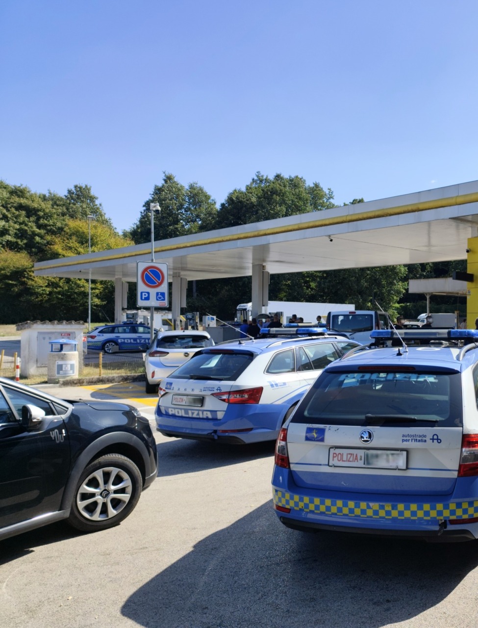 Controlli in A1, sequestrate sei mazze artigianali. Denunciati due ultras del Lecce