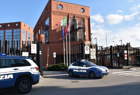 Dà in escandescenze in piazza: era destinatario di un ordine di carcerazione