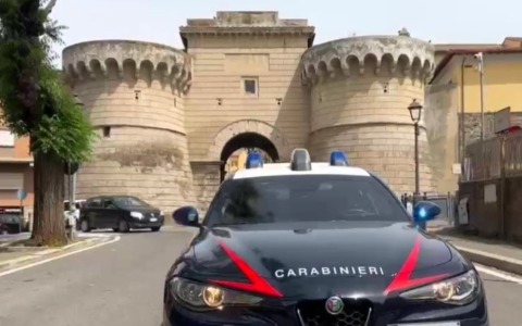 Minaccia di morte la ex compagna e tenta di entrare in casa