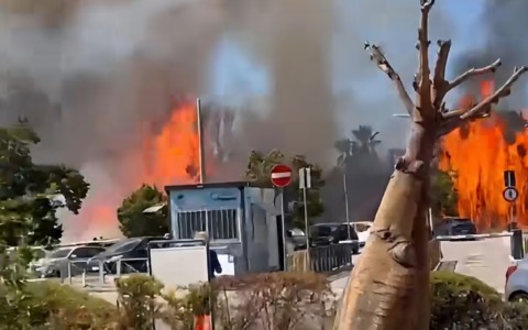 Violento incendio nel parcheggio dell’ICOT