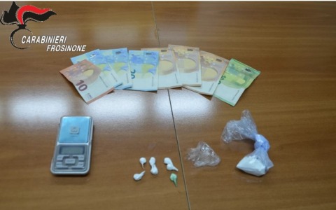 Trovato con la cocaina addosso e a casa, arrestato spacciatore