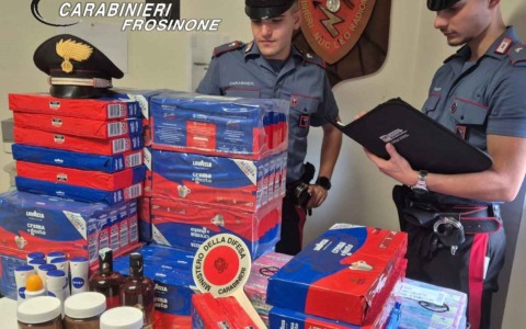 In auto con prodotti alimentari rubati da un supermercato, 4 persone denunciate