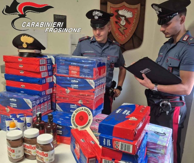 In auto con prodotti alimentari rubati da un supermercato, 4 persone denunciate