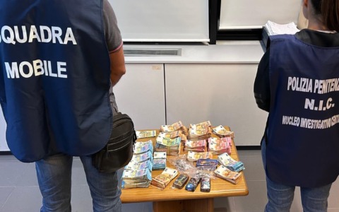 Droga e 130 mila euro in contanti, arrestate 3 persone