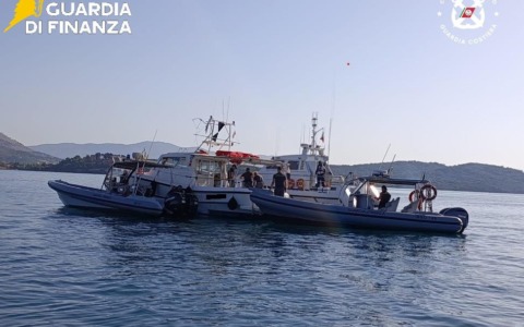 Furto di un’imbarcazione nella notte: Guardia di Finanza e Capitaneria fermano il responsabile in mare