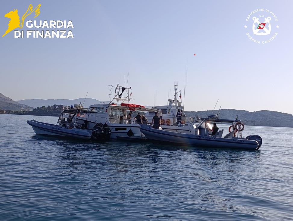 Furto di un’imbarcazione nella notte: Guardia di Finanza e Capitaneria fermano il responsabile in mare