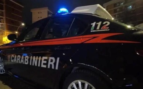 Molesta il gestore di un locale e aggredisce i Carabinieri a morsi, arrestato