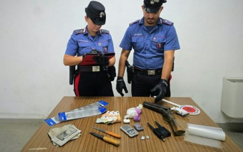 Fucile e droga nascosti all’interno di una roulotte, arrestato