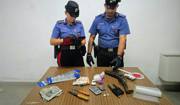 Fucile e droga nascosti all’interno di una roulotte, arrestato