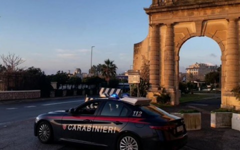 Ruba un’auto ed investe un pedone durante la fuga, arrestato