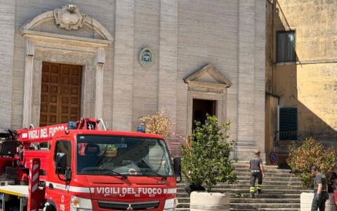 Si staccano calcinacci  dalla Cattedrale di Santa Maria Maggiore