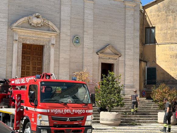Si staccano calcinacci  dalla Cattedrale di Santa Maria Maggiore