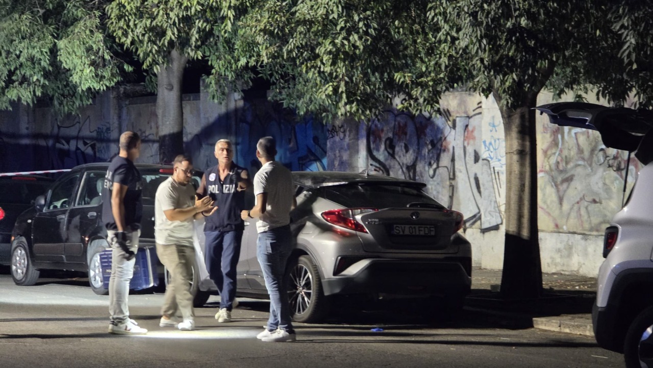 Agguato in centro, uomo ferito a colpi di pistola / FOTO