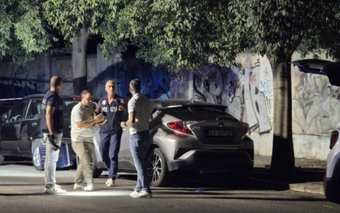 Agguato in centro, uomo ferito a colpi di pistola