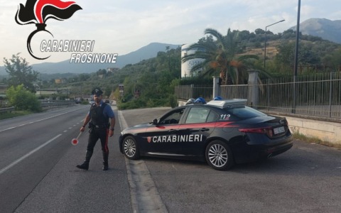 In moto senza tarda non si ferma all’alt e si schianta contro un’auto