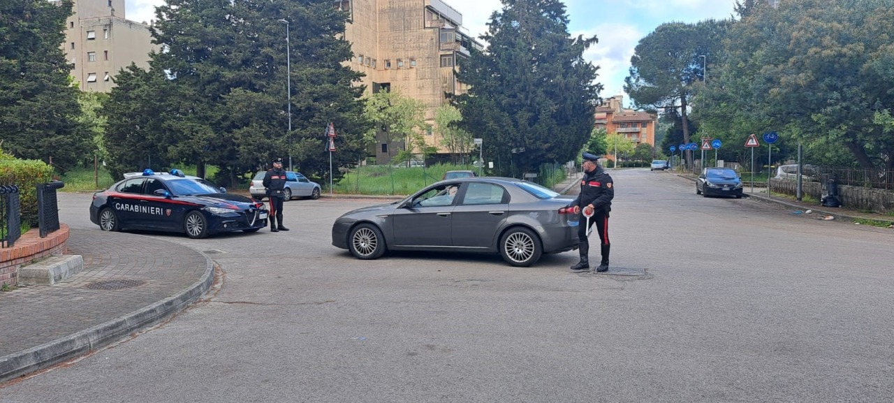 Senza patente fugge in scooter all’alt dei Carabinieri, denunciato