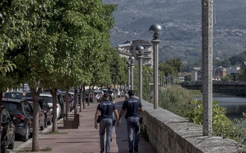 Schiamazzi e danneggiamenti alle abitazioni, denunciati quattro genitori di minori