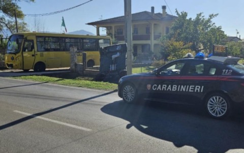 Scontro tra uno scuolabus e un’auto, nessun ferito tra i bambini