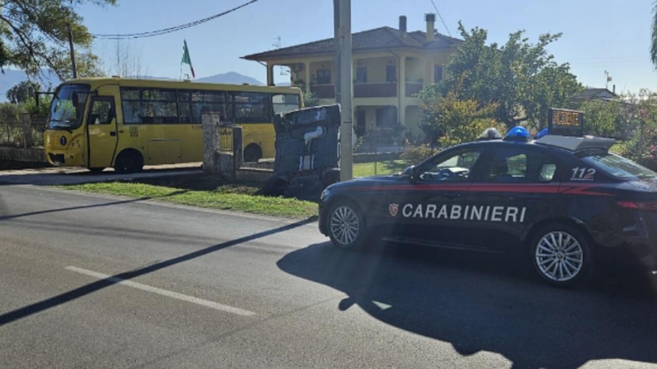 Scontro tra uno scuolabus e un’auto, nessun ferito tra i bambini