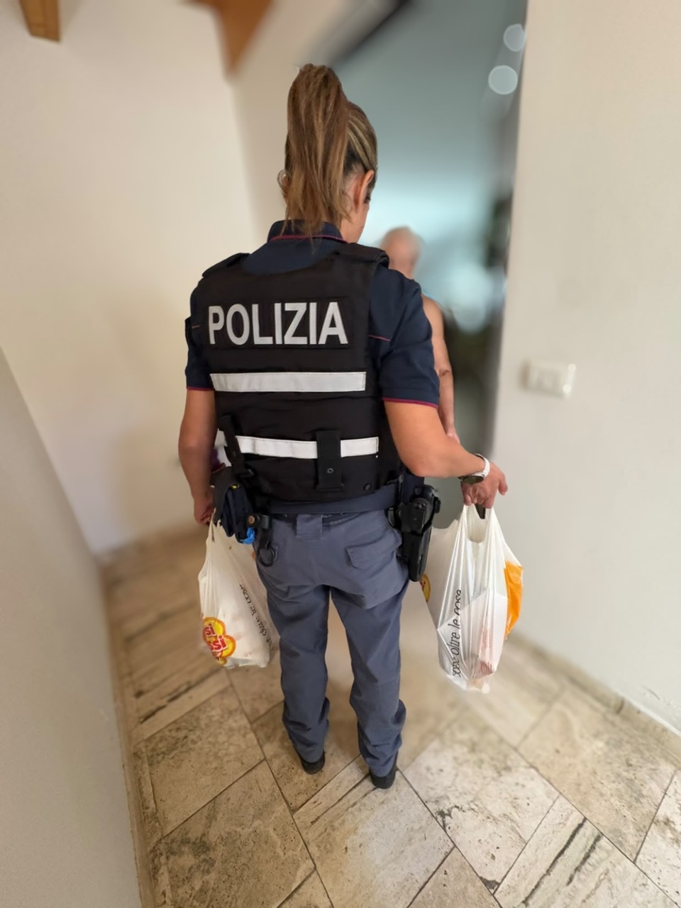 Sola e senza cibo da giorni, donna soccorsa dalla Polizia