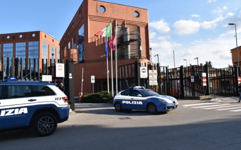 Tentata truffa dello “falso Maresciallo”: la Polizia di Stato sventa il raggiro e arresta un giovane dopo un inseguimento nei campi