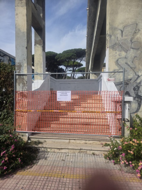 Chiuso il cavalcavia pedonale della stazione ferroviaria