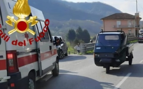 Ape car contro auto in centro, morto un anziano