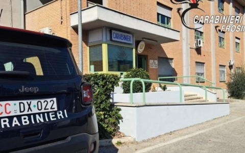 Aggredisce e ruba il cellulare all’amico della moglie, denunciato