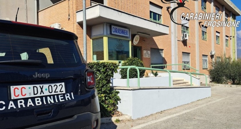 Aggredisce e ruba il cellulare all’amico della moglie, denunciato