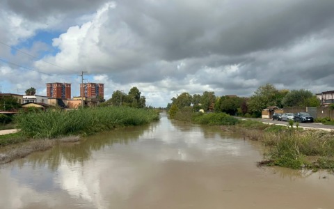 Alluvione, diminuisce il livello d’acqua del canale Colmata e sull’emergenza in via Capraia 