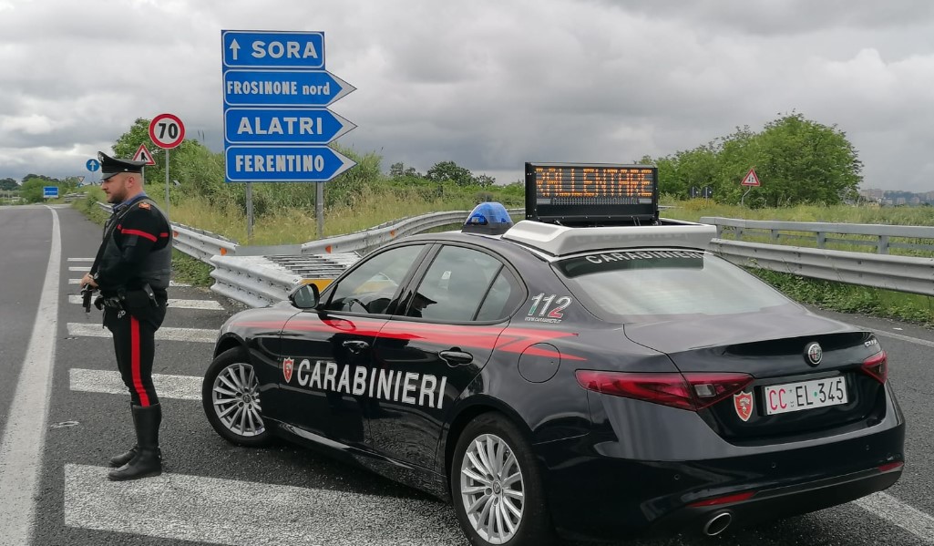 Evade dai domiciliari, guida senza patente e con il crack in auto
