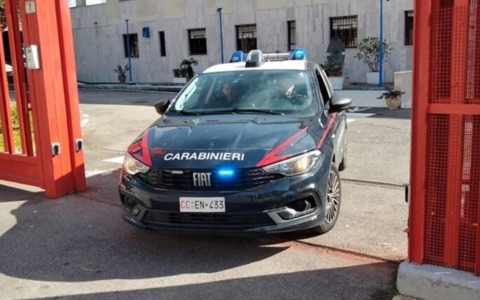Tenta di disfarsi di un barattolo contenente cocaina, arrestato un 34enne