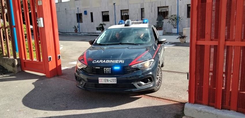 Tenta di disfarsi di un barattolo contenente cocaina, arrestato un 34enne