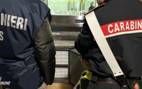 Controlli nel weekend, droga e cibo avariato sequestrato