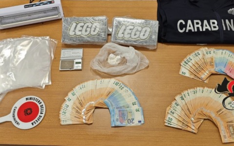 2 kg di cocaina e 12.000 euro in contanti, due arresti