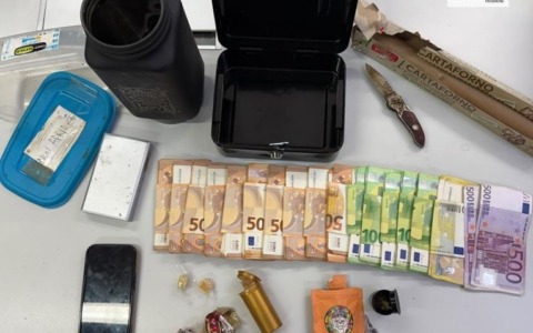 Blitz anti-droga di Polizia e Carabinieri: un arresto, armi e 17mila euro sequestrati