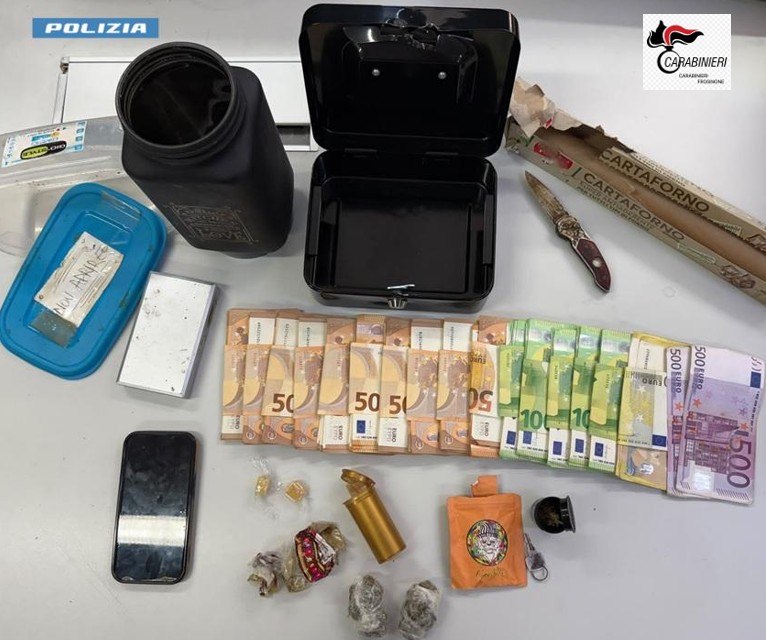 Blitz anti-droga di Polizia e Carabinieri: un arresto, armi e 17mila euro sequestrati