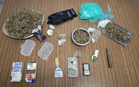 Sorpreso con oltre 400 grammi di hashish e marijuana, arrestato un 52enne