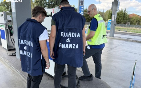 Controlli sui carburanti, sequestrati oltre 16 mila litri e 3 cisterne