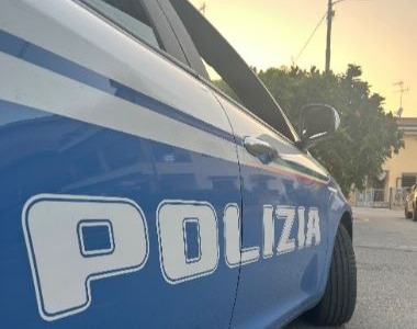 Richiedente protezione internazionale lancia estintore dalla finestra