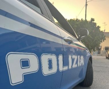 Richiedente protezione internazionale lancia estintore dalla finestra