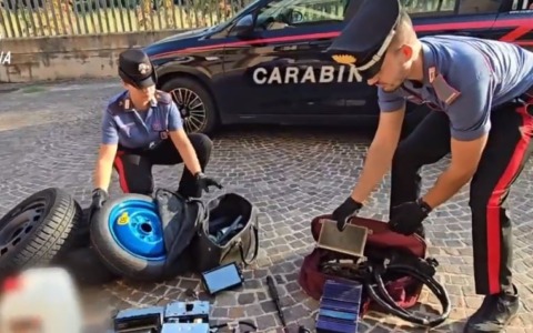 Sorpreso a rubare carburante alla stazione, arrestato. In casa autoradio, pneumatici e pezzi meccanici rubati / VIDEO