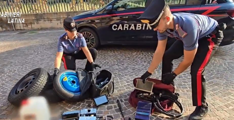 Sorpreso a rubare carburante alla stazione, arrestato. In casa autoradio, pneumatici e pezzi meccanici rubati / VIDEO