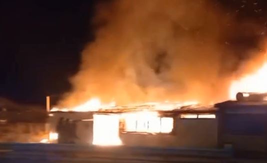 Incendio distrugge un chiosco sulla spiaggia