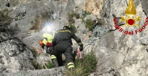 Si stacca un masso, feriti due scalatori