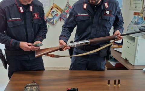 Bracconaggio con richiami acustici vietati: denunciato dai Carabinieri Forestali