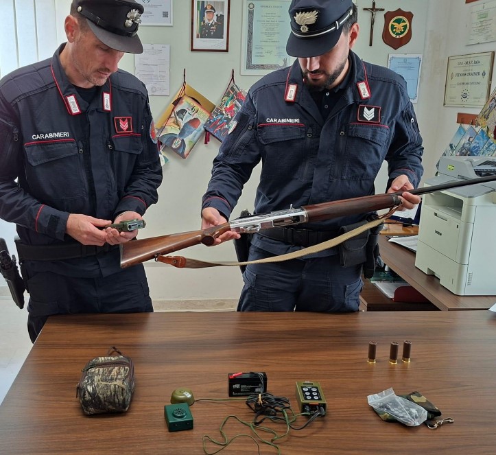 Bracconaggio con richiami acustici vietati: denunciato dai Carabinieri Forestali