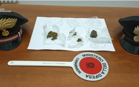 Coppia trovata in possesso di droga, la denuncia