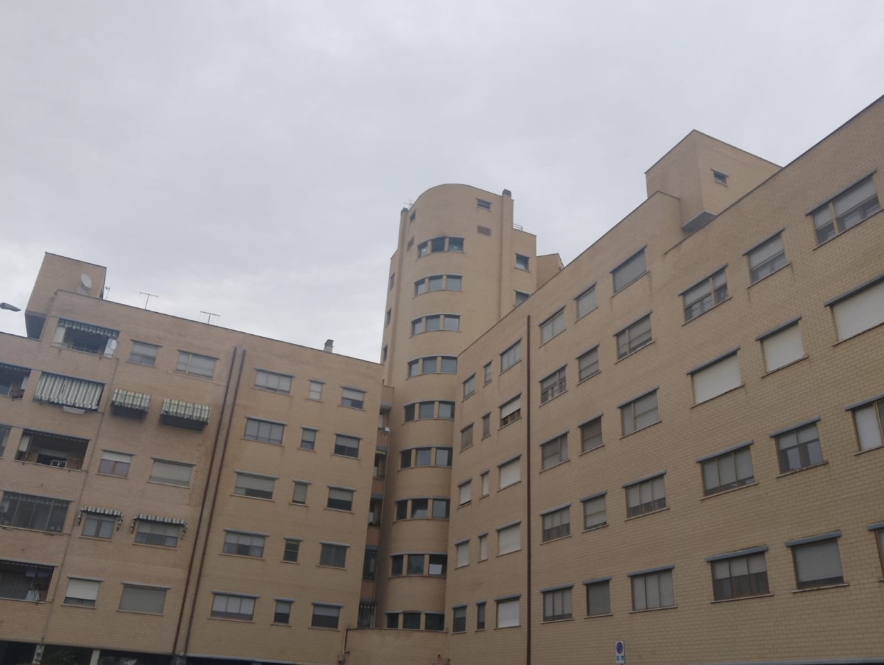 Fiamme nelle scale, evacuato un condominio in viale Le Corbusier. Intossicata un’anziana