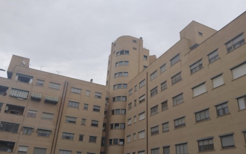 Fiamme nelle scale, evacuato un condominio in viale Le Corbusier. Intossicata un’anziana
